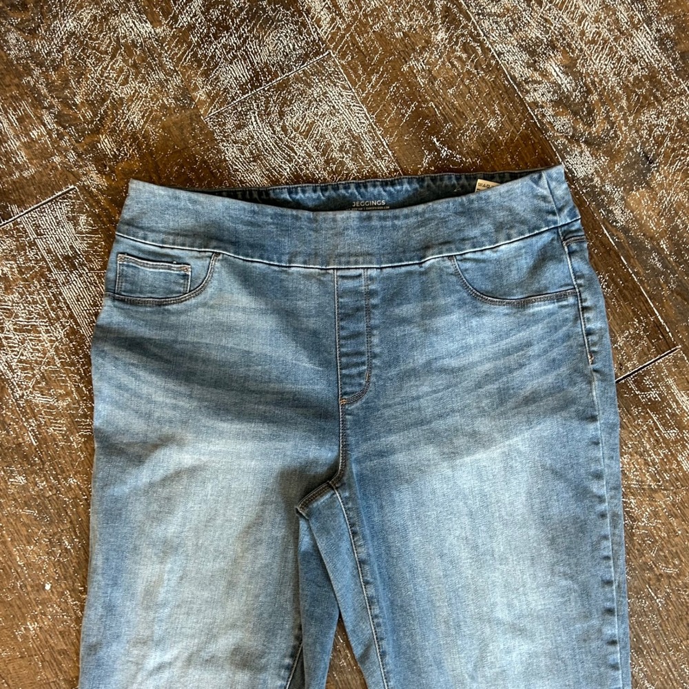 Chicos Light Wash Pull On Denim Jeggings Frayed Hem Size 2.5R US 14R - Picture 4 of 9